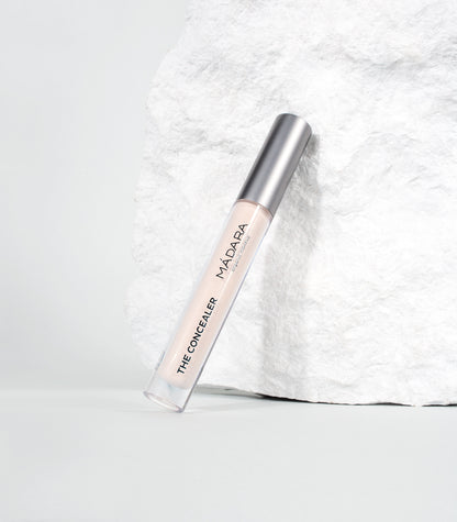 Le Concealer de Mádara est un correcteur qui va sublimer votre teint, sans jamais le surcharger. Il illumine aussi les zones d'ombre du visage comme le coin interne de l'œil. 6 teintes disponibles