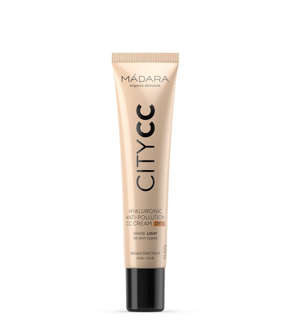 Avec cette CC crème anti-pollution à l'acide hyaluronique SPF15 de Mádara à la texture soyeuse, unifier votre teint, illuminer votre mine fatiguée ou débarrassez-vous des rougeurs ! Vous verrez avec cette petite pépite teintée, vous allez donner de l'éclat à un teint fatigué et terne. Et en plus, adieu imperfections, rougeurs et taches brunes ! 