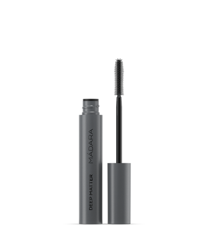 Deep matter bold volume est un mascara vegan certifié 100% naturel contenant des cires vegan, des pigments entièrement naturels et des peptides dérivés de plantes. Toutes ces matières vont permettre de renforcer le volume et la densité, de faciliter son application et d'avoir un effet longue tenue