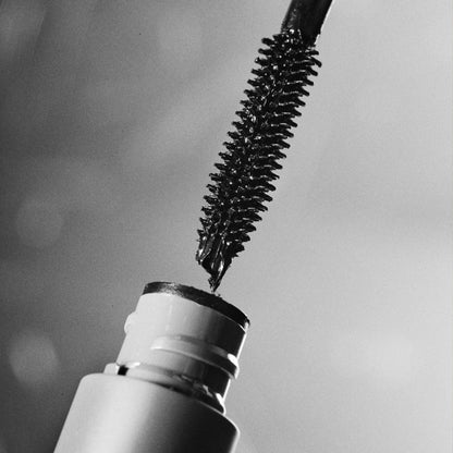 Deep matter bold volume est un mascara vegan certifié 100% naturel contenant des cires vegan, des pigments entièrement naturels et des peptides dérivés de plantes. Toutes ces matières vont permettre de renforcer le volume et la densité, de faciliter son application et d'avoir un effet longue tenue